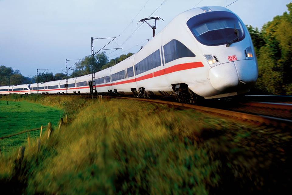 flysaa_DE's tweet photo. In den #Ferien steht #Stau auf der Tagesordnung 🚗🚙🚛🚕 Startet den Urlaub entspannt & bucht #FlySAA inkl. #RailAndFly: https://t.co/WjLILX3k1H https://t.co/wfsjN9QgKj