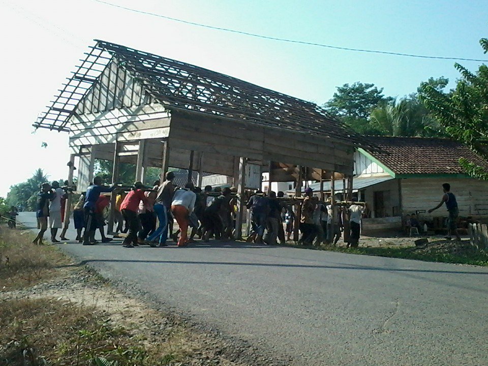 Darto_View's tweet image. Kami dtang dgn &quot;Bergotong Royong&quot; dan sifat itu selalu tertanam dalam jiwa kami.! ( Masy Transmigrasi ). 
@KemenDesa 
#Lombafotokemendes2017