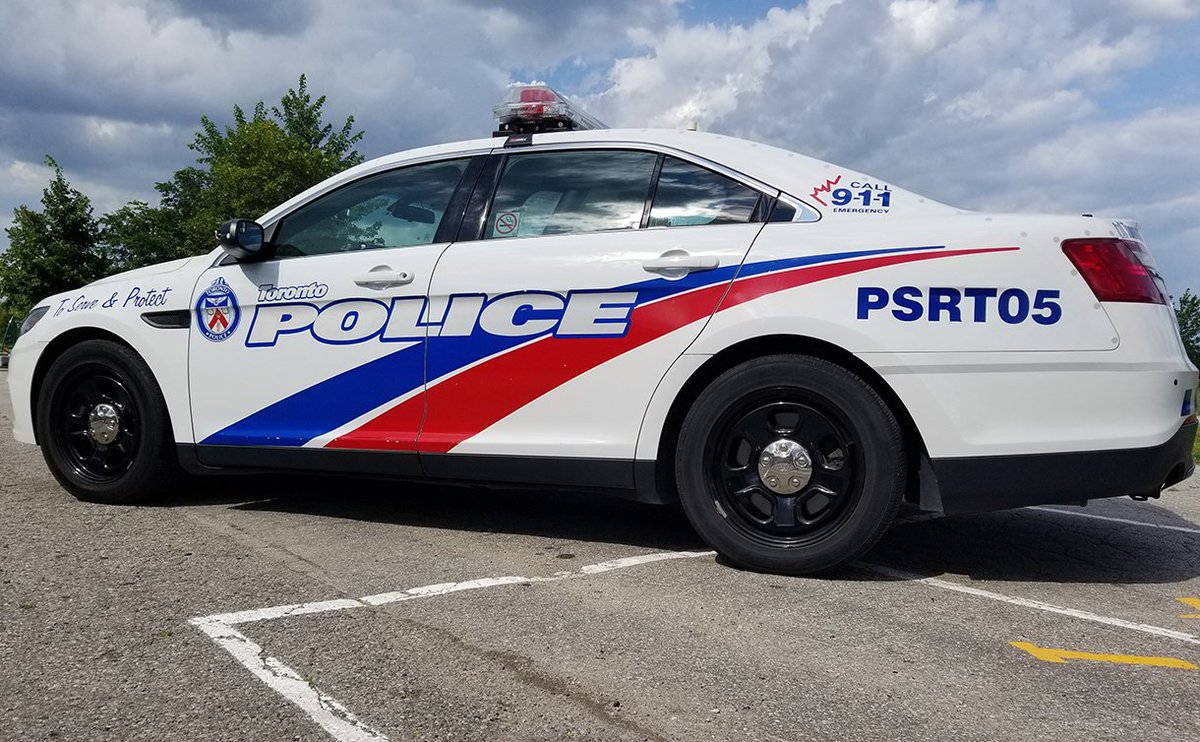 tpspix's tweet photo. Guns seized by @TorontoPolice Public Safety Response Team in King West after shooting https://t.co/0sGs77pdEa https://t.co/wyx01tQYFb