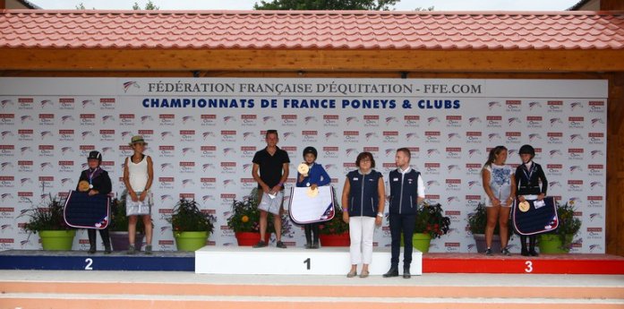 FFEquitation's tweet photo. #GOF2017 #SemainePoney 👏aux médaillés Provence & Cote d'Azur lors du Chpt de Fce Équitation Poney https://t.co/4mHNoF8XZ6 @auvergnerhalpes https://t.co/9THM7rjp94