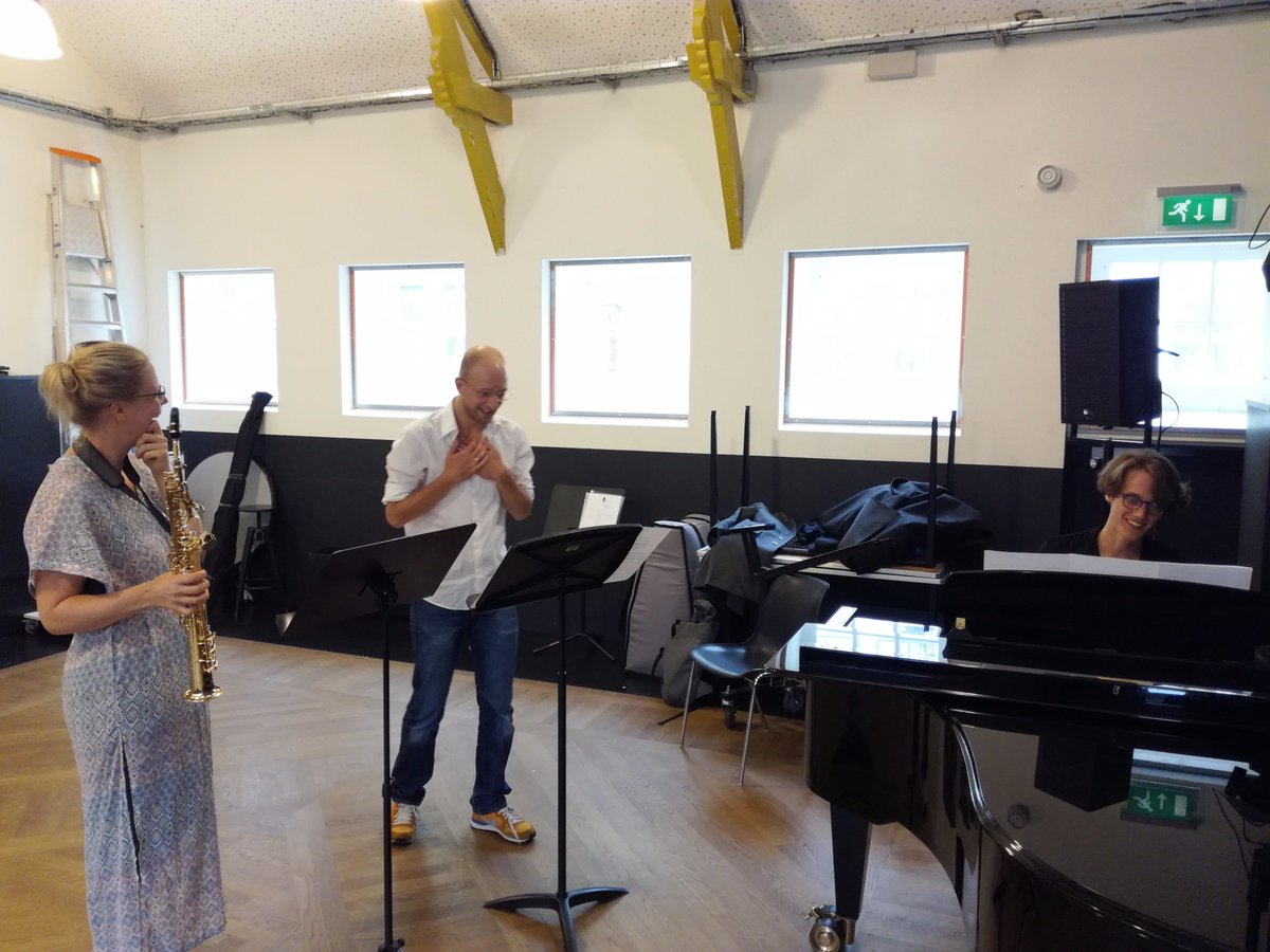 #SomethingToLaughAbout during the first rehearsal of Eendagsliederen: De Stijl, all week on <a href="/PodiumRadio4/">PodiumRadio4</a> starting this Saturday!