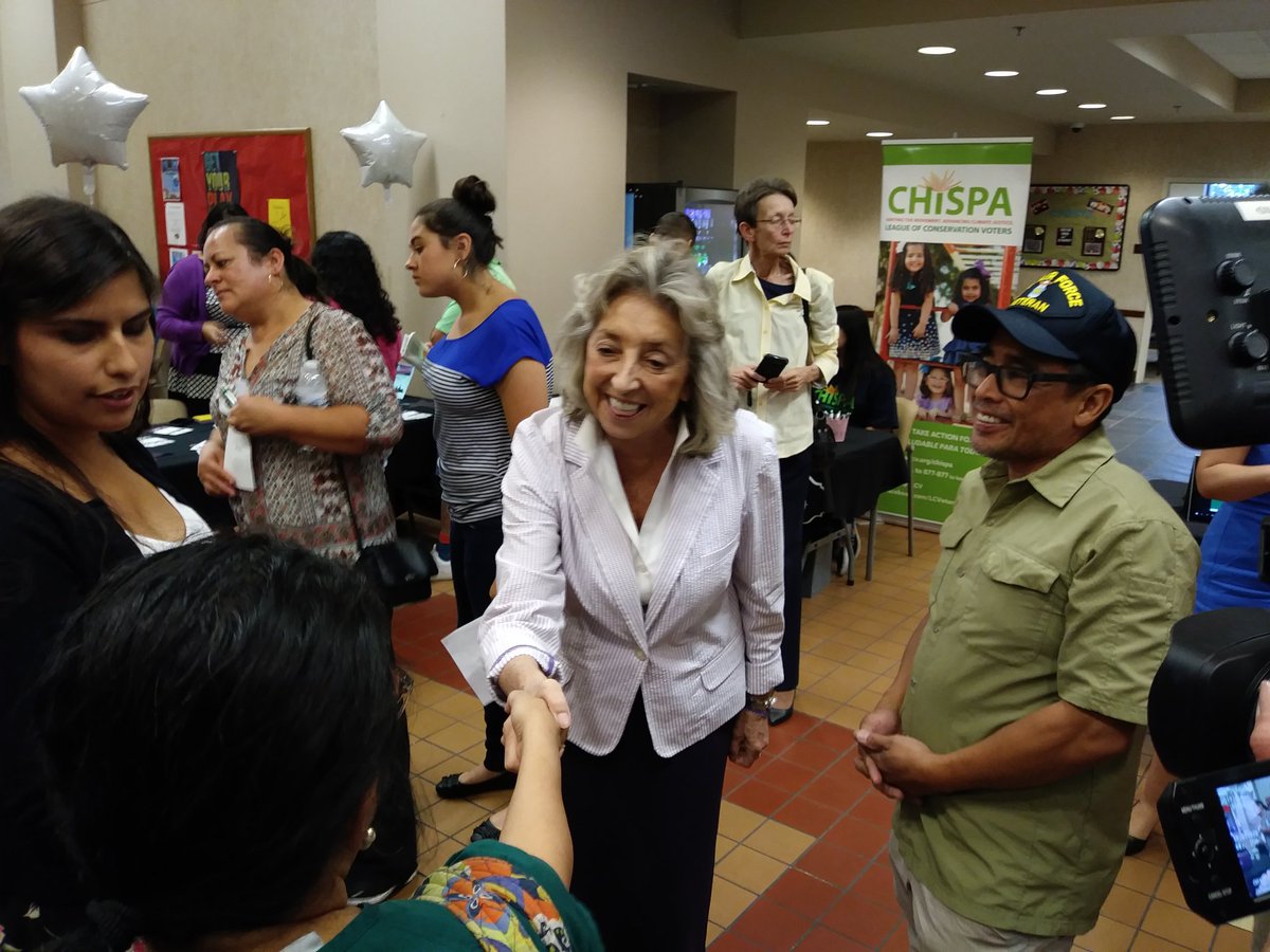 fileright's tweet image. Congresswoman @repdinatitus shaking hands with people who visited the #immigration fair she hosted in Las Vegas. #FileRight