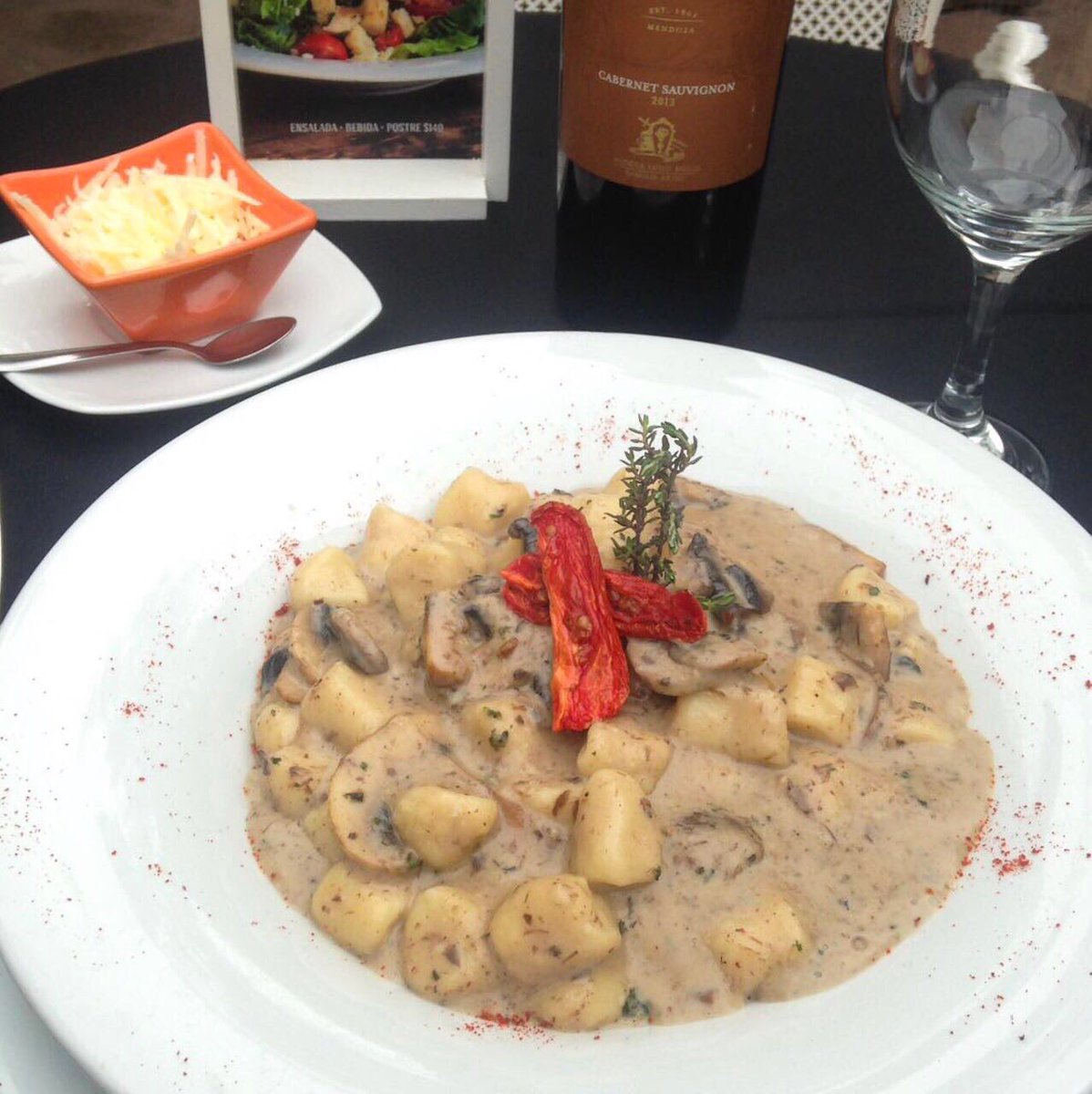 HOY 🍴 #SissiTiendaBar 
Ñoquis de papas con crema de hongos Delicioso 😋
C bebida 🍷y postre 🍮$ 160.
☎️ 351 4223416  #srespacio  #córdoba