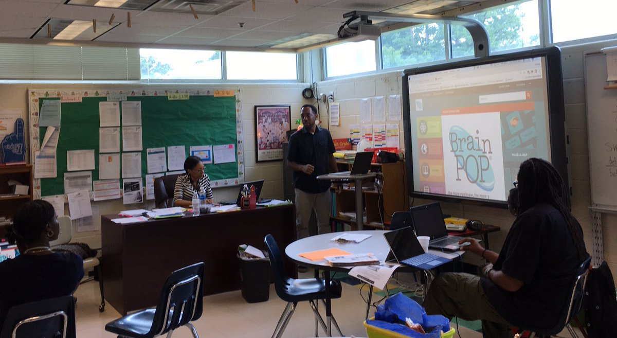 DioneDSimon's tweet image. @apsittommy leading our instructors and support staff..#technologyresources #increasedengagement @ahrosser @DrEmilyAMassey @towns_coaching