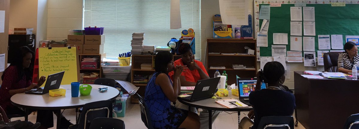 DioneDSimon's tweet image. @apsittommy leading our instructors and support staff..#technologyresources #increasedengagement @ahrosser @DrEmilyAMassey @towns_coaching