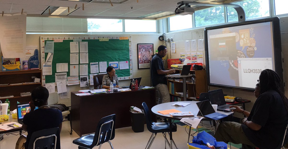 DioneDSimon's tweet image. @apsittommy leading our instructors and support staff..#technologyresources #increasedengagement @ahrosser @DrEmilyAMassey @towns_coaching