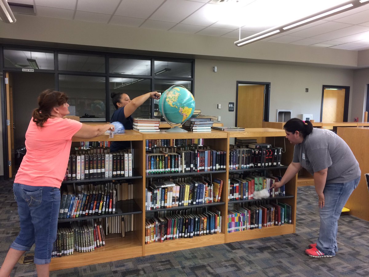 StuffCari's tweet photo. HaleJH librarian with two of our volunteers! Working together as a team😊#serveTPS @TulsaSchools https://t.co/RVwGPedoqr