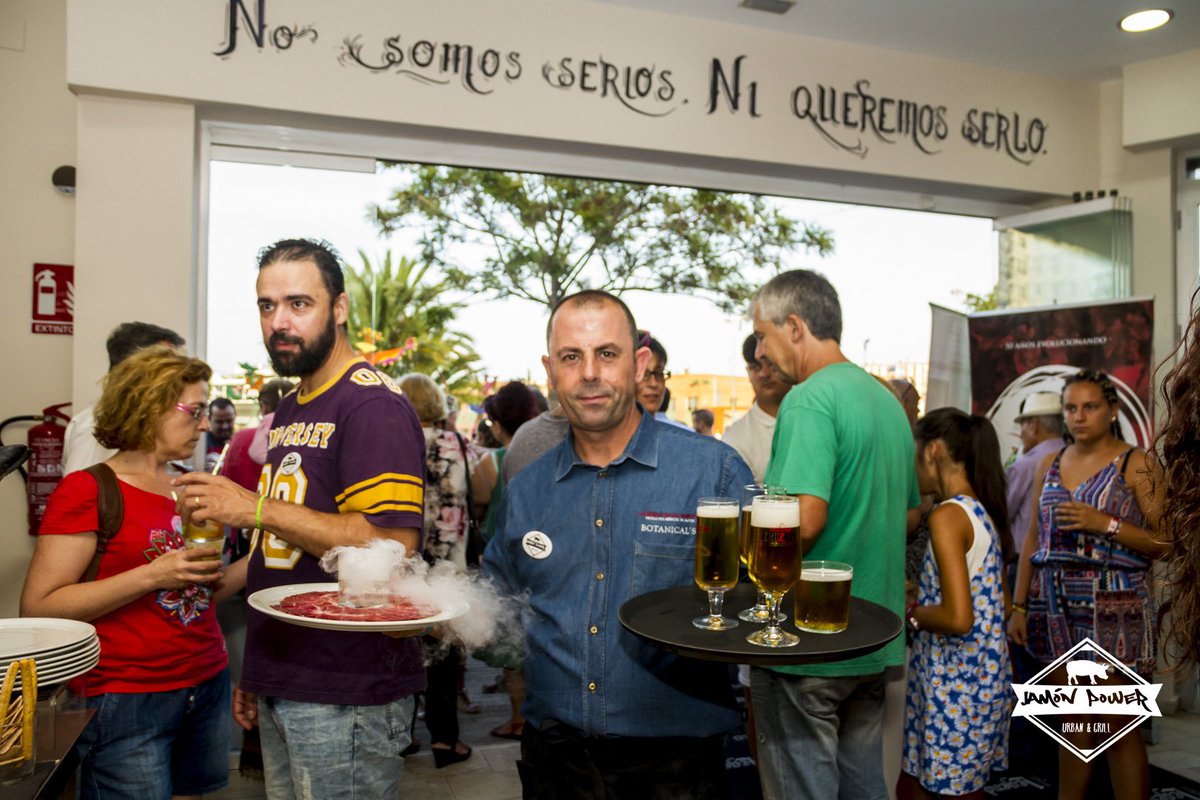 #Jamón y #cerveza, ¿se os ocurre mejor combinación para esta #feria?😍🍺💃 #feriademalaga #jamonpower #beer #fiesta #summer #burger #camperos