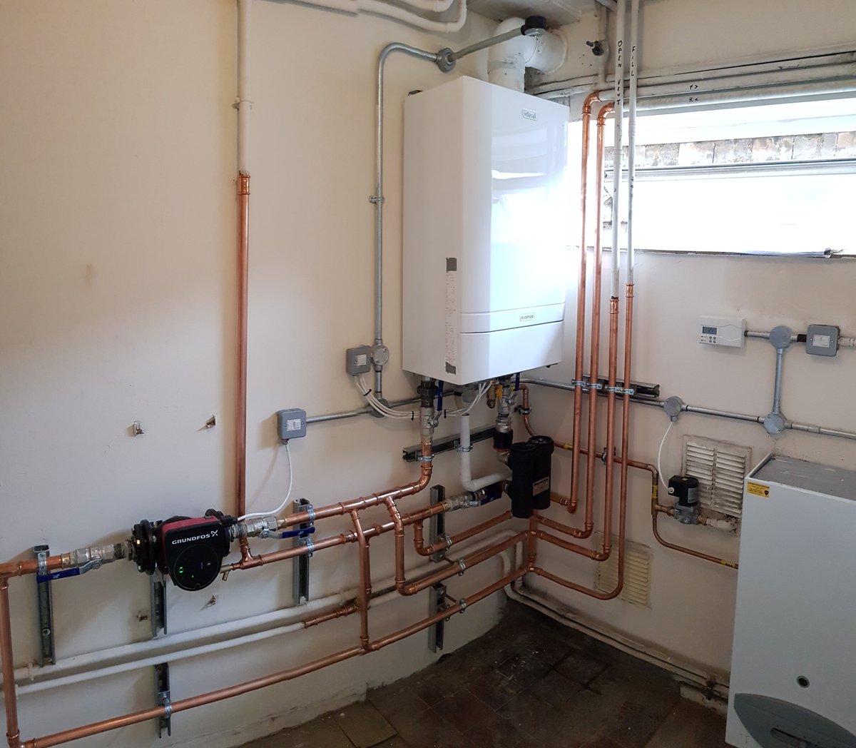 SmallsPlumbing's tweet photo. Its been a long week but its commissioned and ready for the winter! @idealboilers #evomax #schoolwork https://t.co/y2lqeuwxpg