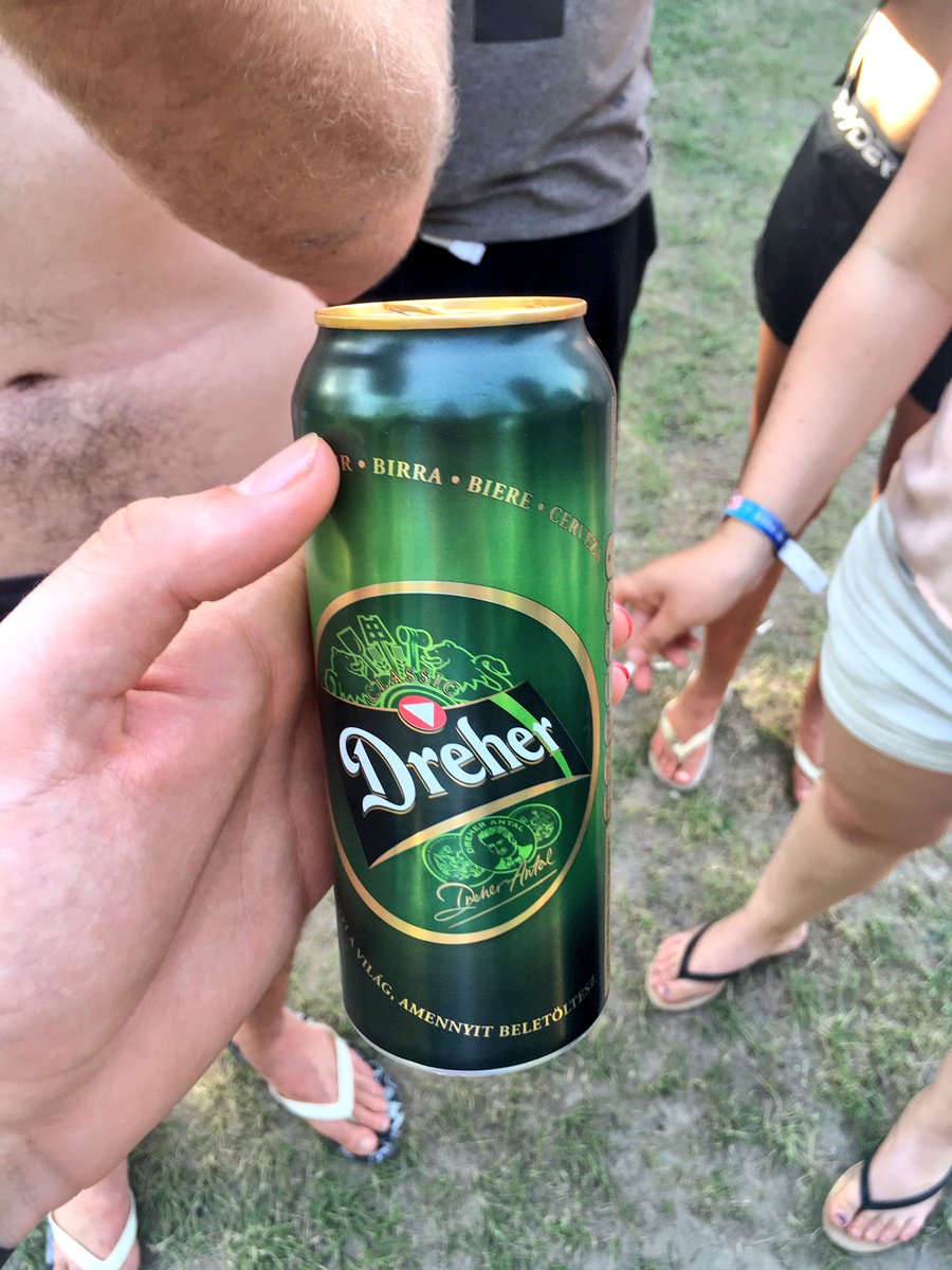 FrankvdLende's tweet photo. Je drinkt hier dus blik uit bier. #hihi #andersom #festival #halveliter #sziget #groetje https://t.co/WF1EZ3UgSm