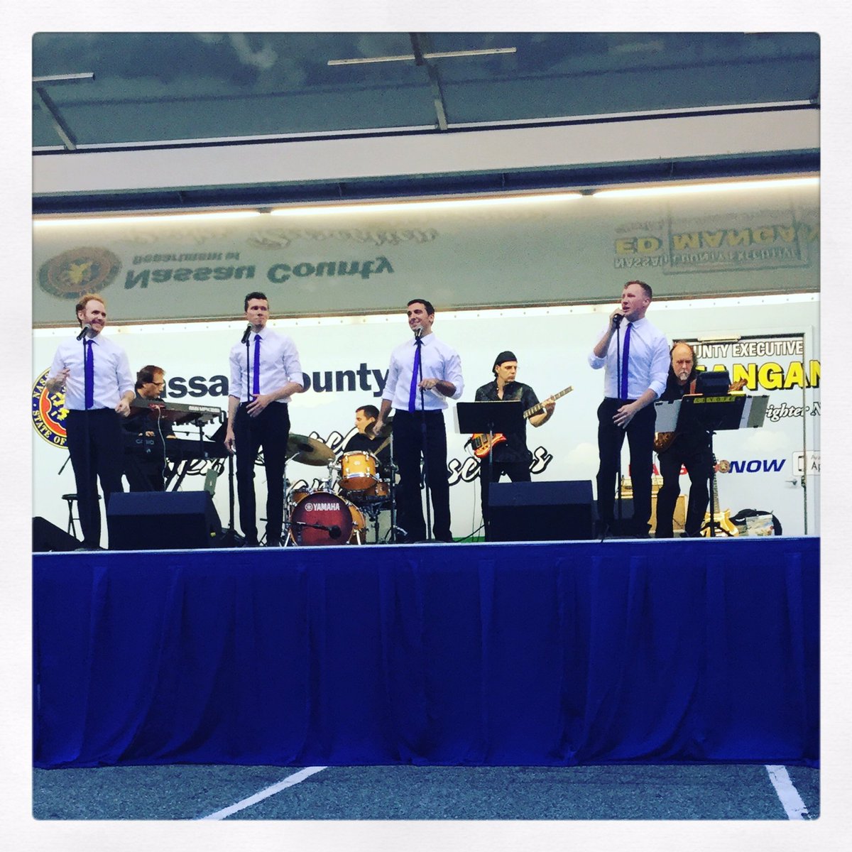 Big thanks to the town of Roslyn for the fantastic welcome last night! We had a blast #WhoLovesYouShow #WhoLovesYou