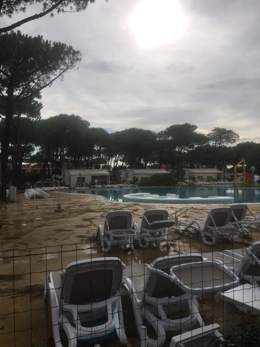 Roberkanook's tweet photo. @NOS @omroepbrabant @RTLnieuws extra foto's van schade noodweer zojuist in #italie, Nederlanders geëvacueerd. Foto's Sabrina Maas https://t.co/Lg0f6DIgaF