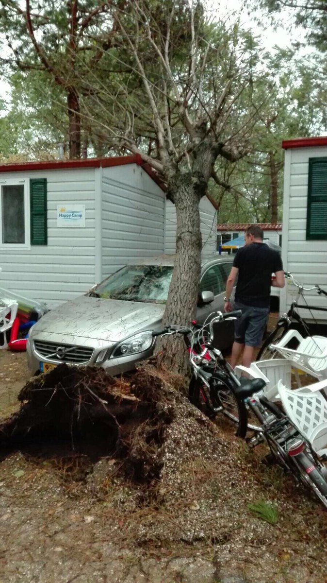 Roberkanook's tweet photo. @NOS @omroepbrabant @RTLnieuws extra foto's van schade noodweer zojuist in #italie, Nederlanders geëvacueerd. Foto's Sabrina Maas https://t.co/Lg0f6DIgaF