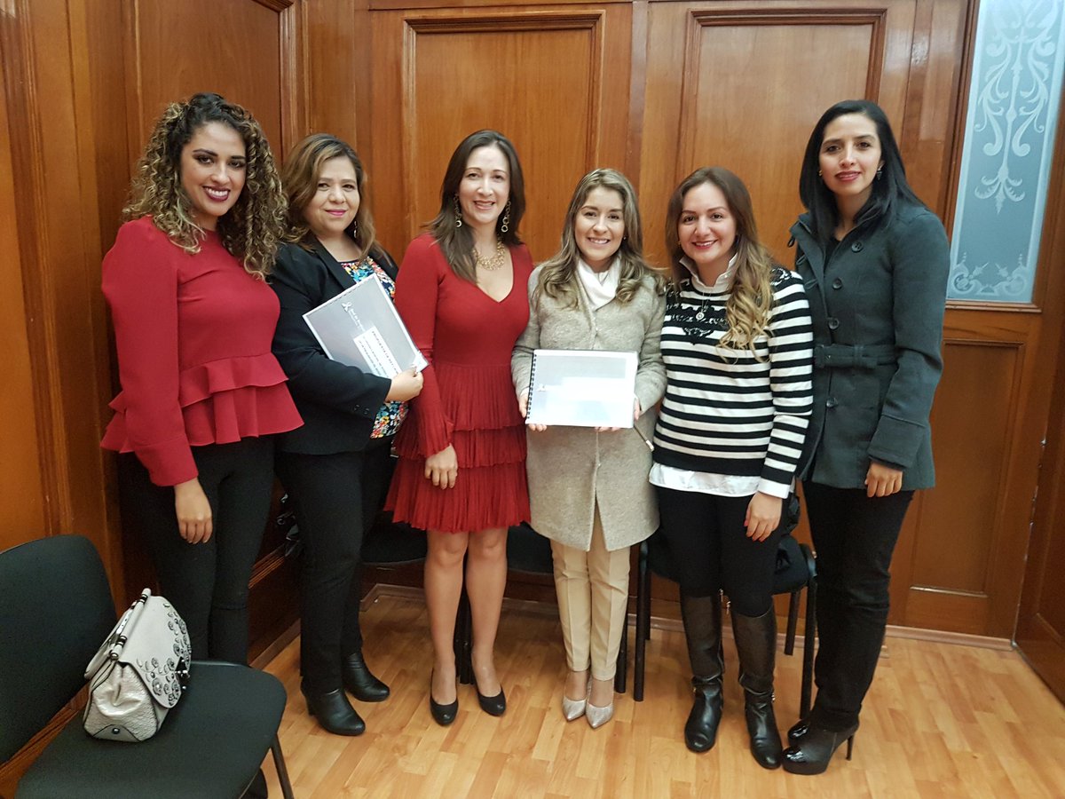 evelyn_osornio_'s tweet photo. Con la @RedSíndicosMx vamos concretando proyectos, entregamos a la Dip @Tanya_Rellstab la propuesta de reformas de ley https://t.co/Y9TXHGVvyW