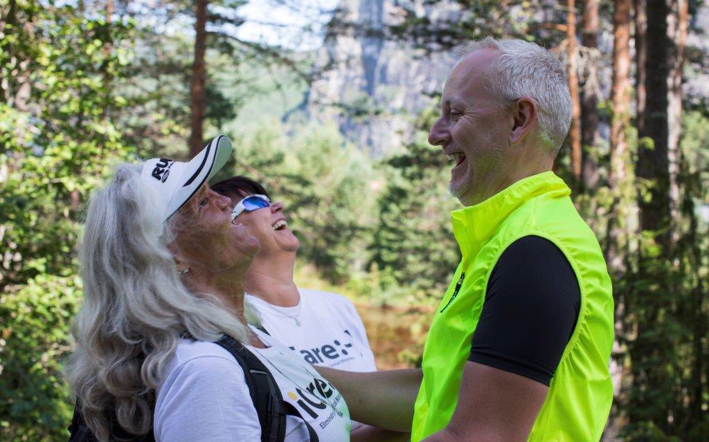 stormberg's tweet photo. I dag handler #tanketur om turglede for alle, og her viser Rita og Frøydis fra Blindeforbundet ekte turglede på tur med Steinar 😄☀️ https://t.co/cwit6u2KvK