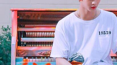 Bjy__wo's tweet photo. @'wannable 
wanna one / bae-jinyoung .bot

繋いだ手を離さないで居てほしいなんて、偶に我儘を言ってみたくなる

#RTしたbotとペンを迎えにいく https://t.co/3a4mEGq8v7