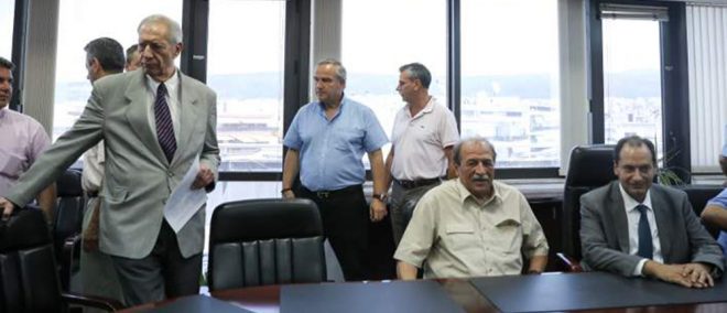 temporasmores's tweet photo. Ανοιχτή τσέπη στο πουκάμισο για να βγάλει τα Καρέλια να σημειώσει, όπως έκανε στον καφενέ για την κολτσινα https://t.co/nbarVxDrSD