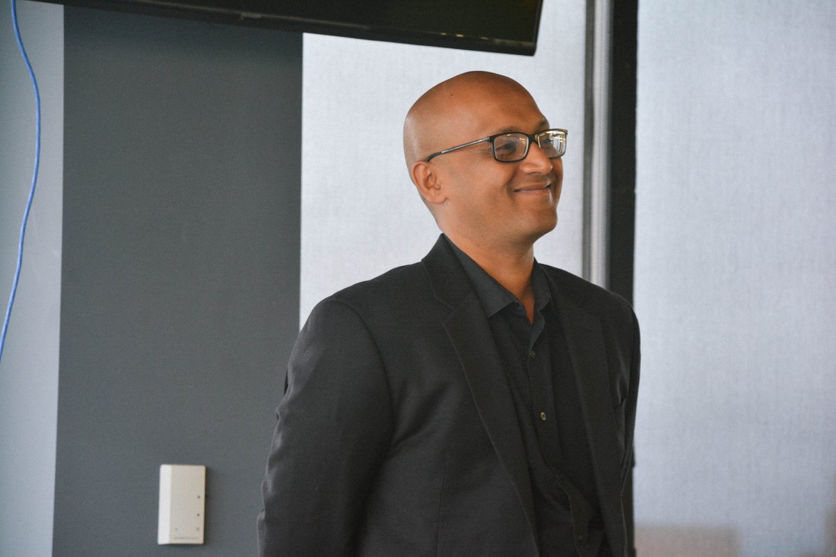 DesaiAccelerate's tweet image. Sam Savant of TwoScoreTwo just cheesing on a Thursday! We have loved helping Sam grow his blockchain company at Desai!