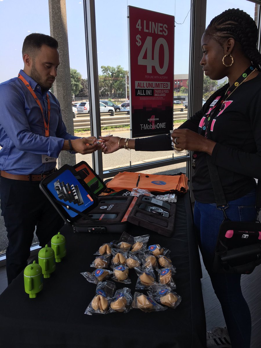 238855Miles's tweet photo. Moto Z2 launch day come check it ou t @TMobile @MotorolaUS @John_Dief @janeen_r1314 @SouthBayCenter #hellomoto #motoz2forceedition #lenovo https://t.co/8MfbjwHaIQ