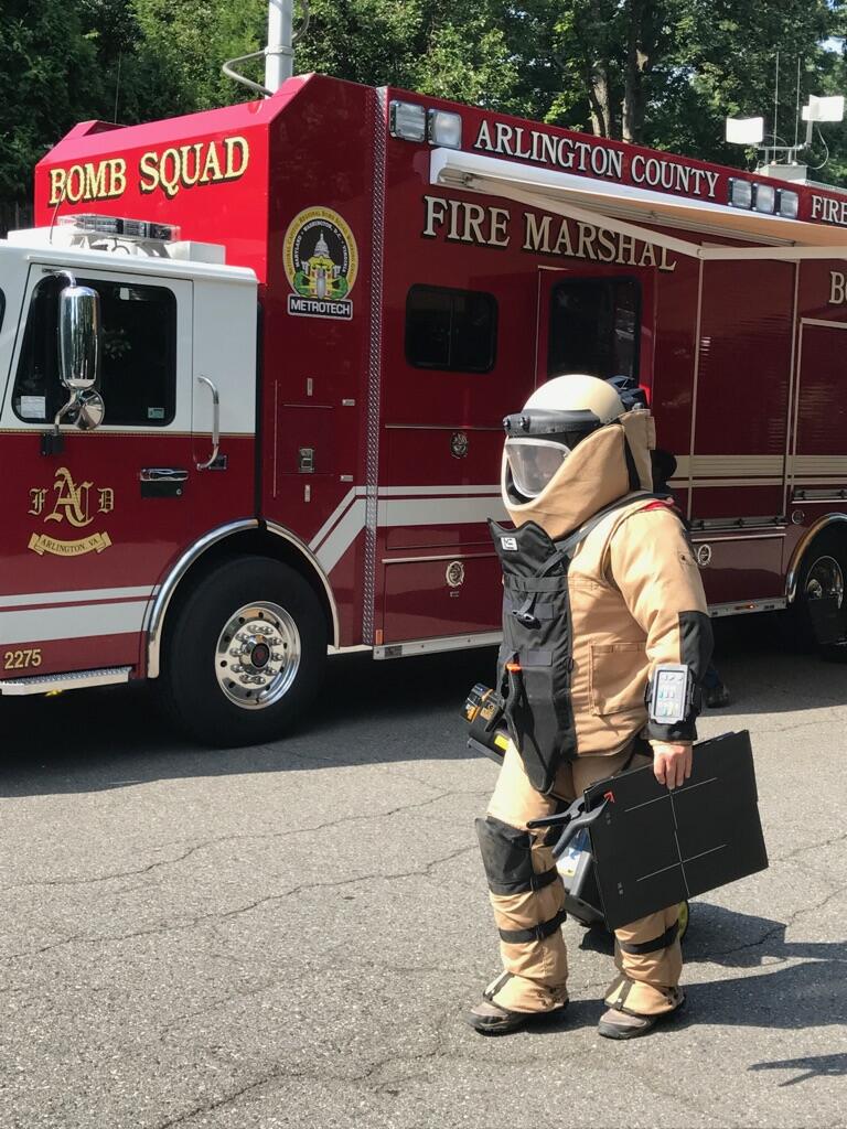 ArlingtonVaFD's tweet image. Members of the bomb squad are taking advantage of the weather and are conducting various training scenarios today. #TrainingDay #Bombdiggity
