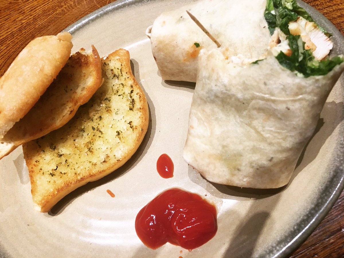 feelgood_b's tweet photo. Sometimes whilst we wait for clients, we pop into one of our favourite restaurants🙂
#nandos #chicken #periperi #londonmassage #mobilemassage https://t.co/PtBju9kiOW