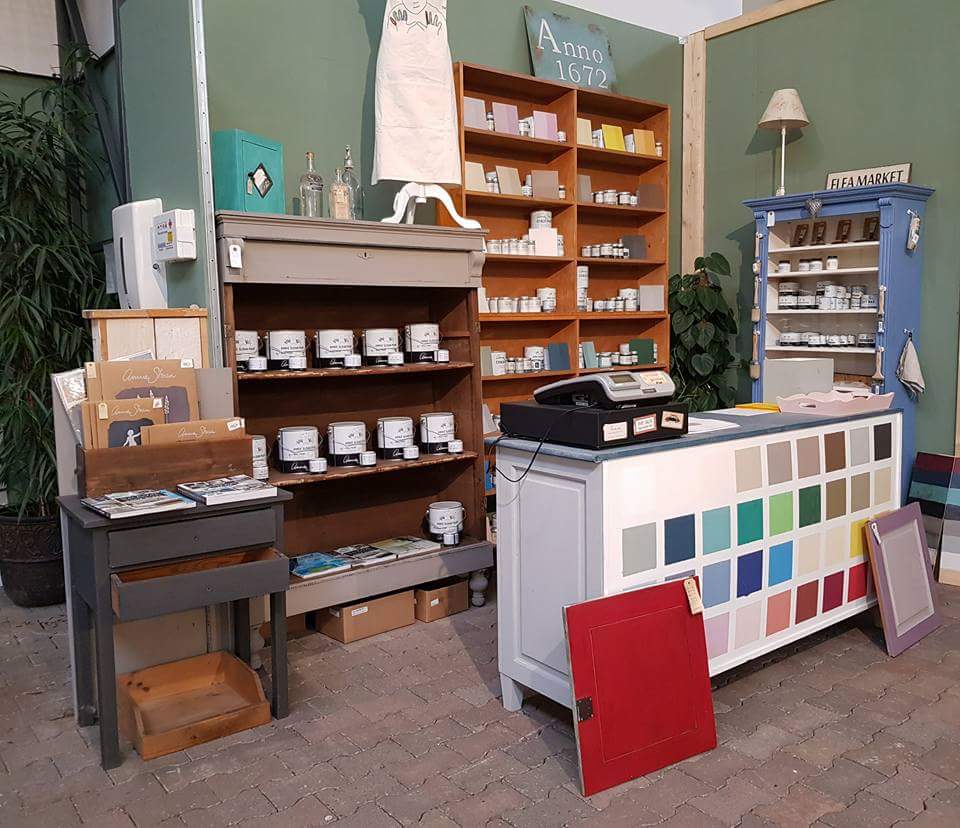 Voor <a href="/AnnieSloanPaint/">Annie Sloan</a> of wel de populaire krijtverf kun je nu ook bij ons terecht in de shop van <a href="/Anno1672/">Anno 1672</a> !  Gewoon in de grootste WAAR!