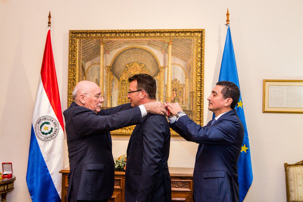 mreparaguay's tweet photo. @EladioLoizaga condecoró hoy al Jefe de la Delegación de la Unión Europea, Embajador Alessandro Palmero, por término de misión https://t.co/uqluYI8eXd