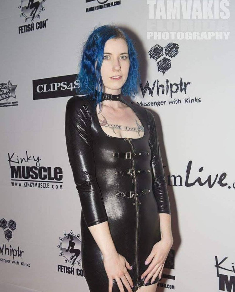 luxliv3s's tweet photo. #tbt in honor of #fetcon2017 kicking off, me rocking a frizzy & terrified look at #fetcon2016 https://t.co/B9UQL1i17l