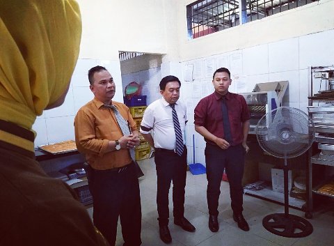 Bw brifing dgn atsn tak lp mukadimahny slalu Puji sukur buat Allah SWT, n mghrp syafaat dr Nabi Muhammad SWT. smga bs jd pimpinan yg baik. 😇