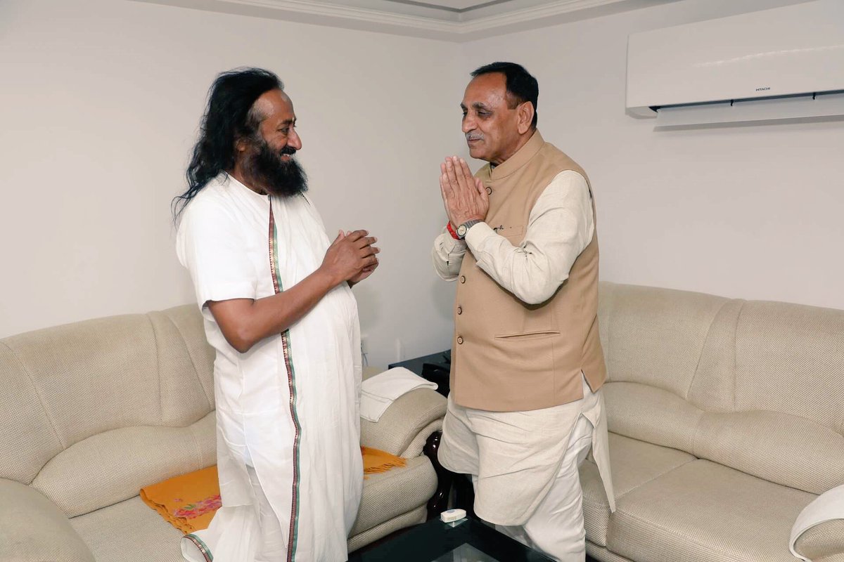 vijayrupanibjp's tweet image. Profoundly peaceful &amp;amp; soul soothing to be with @SriSri. Touched by his divine grace &amp;amp; kind gesture to help victims of Gujarat flood.