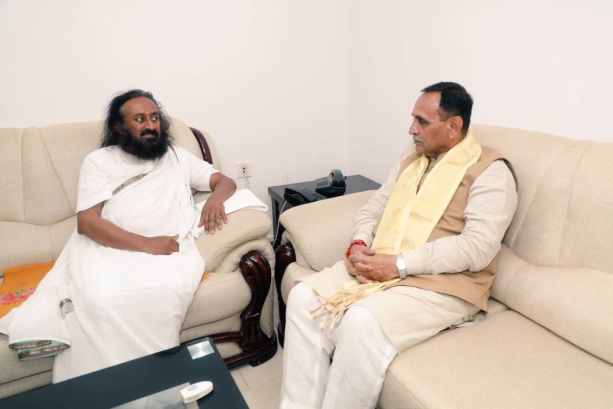 vijayrupanibjp's tweet image. Profoundly peaceful &amp;amp; soul soothing to be with @SriSri. Touched by his divine grace &amp;amp; kind gesture to help victims of Gujarat flood.
