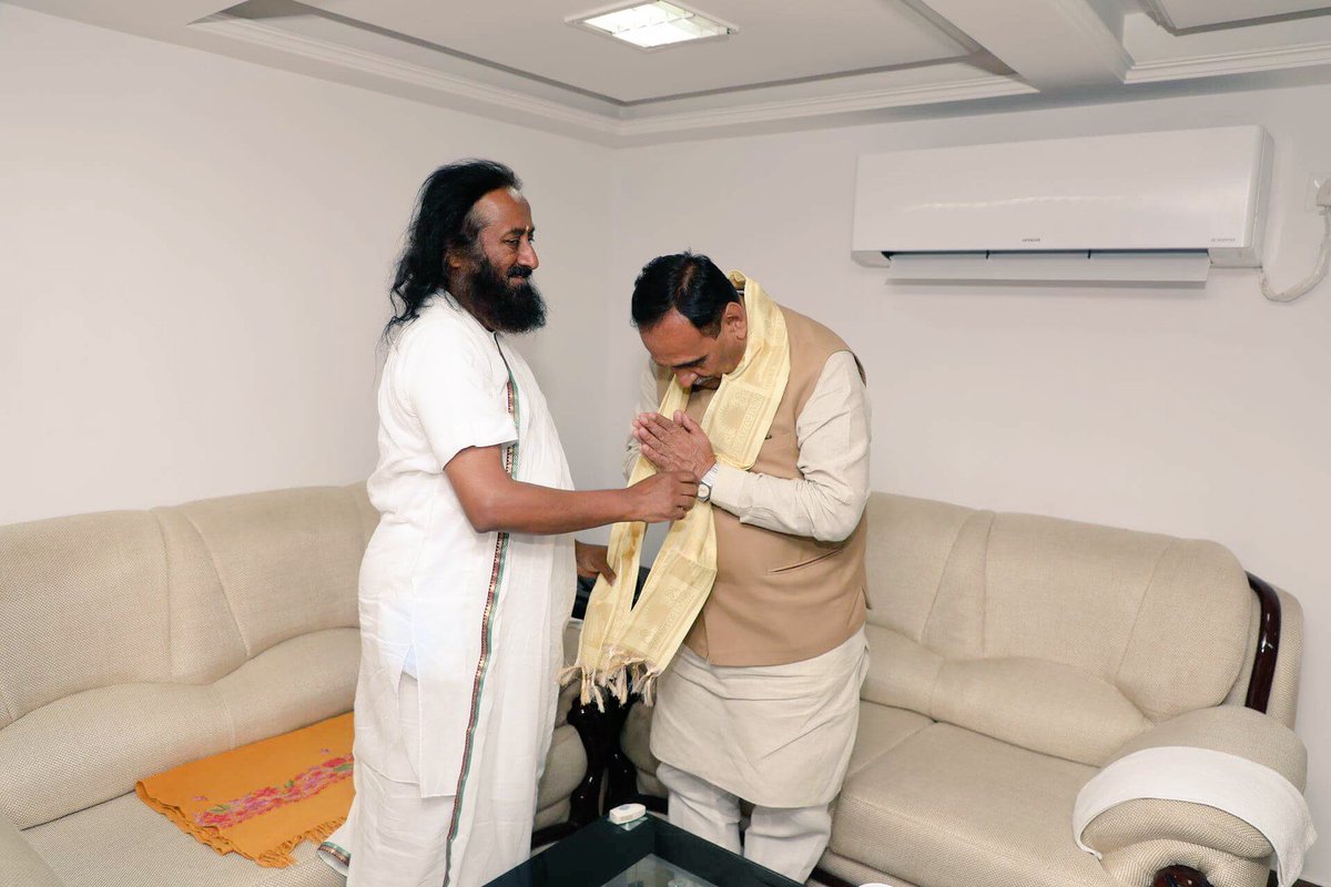 vijayrupanibjp's tweet image. Profoundly peaceful &amp;amp; soul soothing to be with @SriSri. Touched by his divine grace &amp;amp; kind gesture to help victims of Gujarat flood.