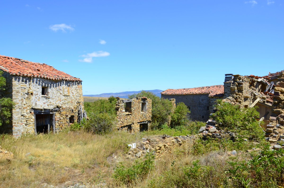Valdecantos. abandonadosalsilencio.blogspot.com.es/2017/08/valdec… #urbex #abandoned #abandonado #despoblacion #despoblado #decay #losplaces #serraniaceltiberica #soria