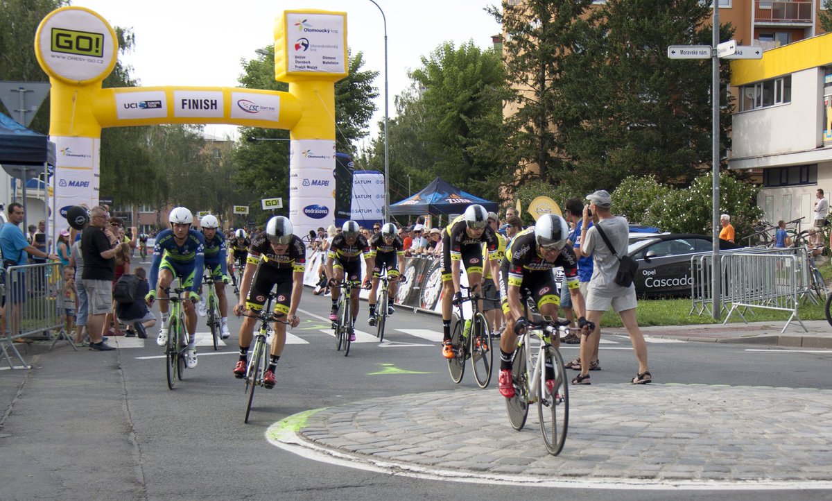 MestoUnicov's tweet photo. V úvodní časovce Czech Cycling Tour zvítězil český tým ELKOV AUTHOR. Skoro 19 km okolo Uničova zajel za 20:32:70. #CCT2017 https://t.co/Xqa5U4BO82