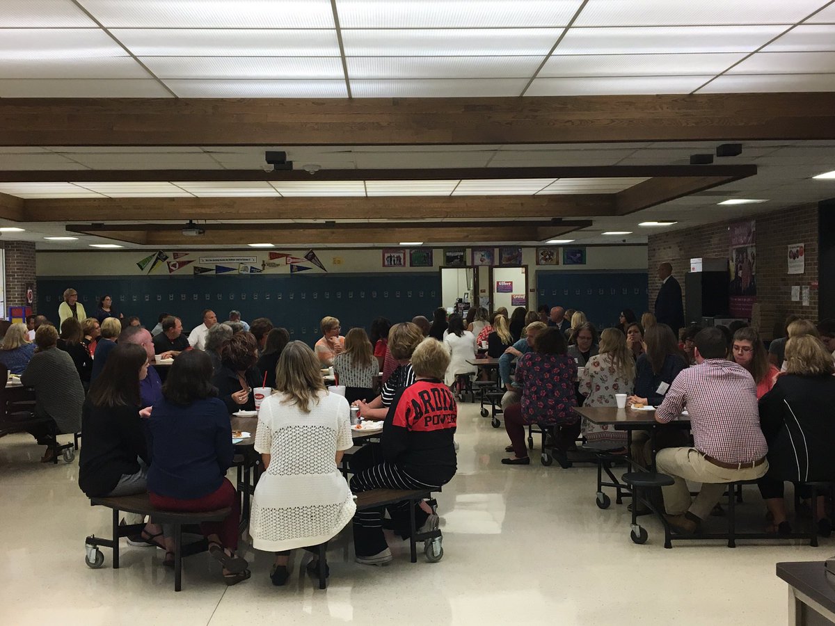 EckhardtBecky's tweet photo. Getting to know new SSC teachers at their first day luncheon. #ExcitedFor2017-18 https://t.co/uKQSfzix2p