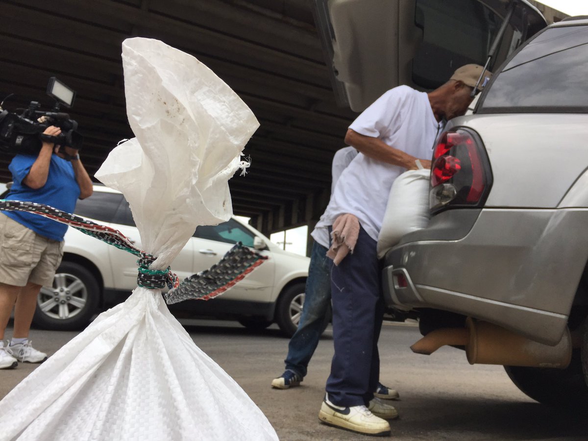 TammyESTWICK's tweet photo. This crew says they have over 800 sand bags to give out today. Plus another 250 on the way. #PumpProblems #AugustFlood @wdsu https://t.co/Ho5w5eNYeg