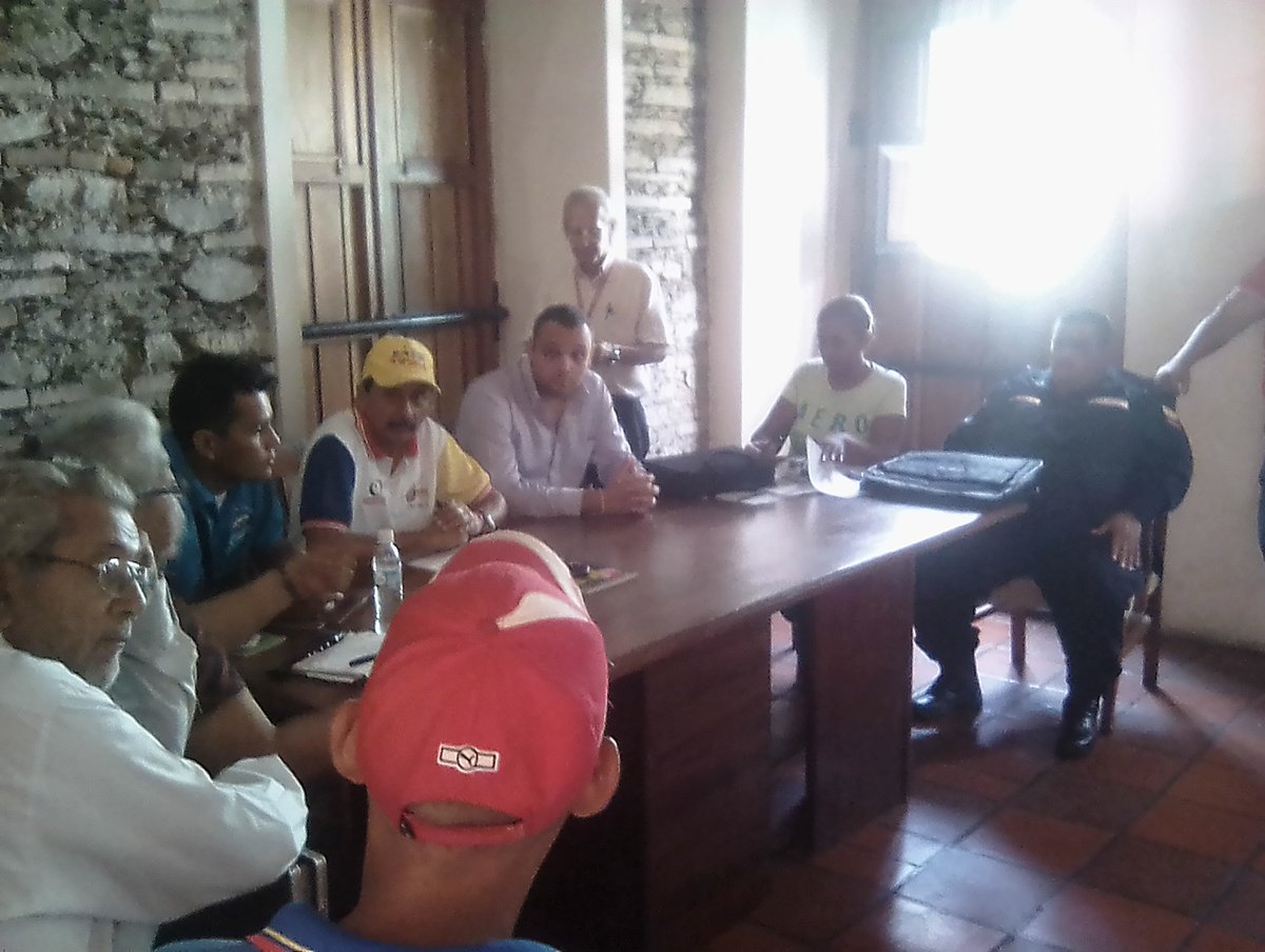 ConcYaritagua's tweet photo. #RevolucionEnAccion 2/2 y representantes del INTT de chivacoa para fijar ajuste en cobro de pasajes en el Municipio Peña #victoriaC https://t.co/nySV267EF2