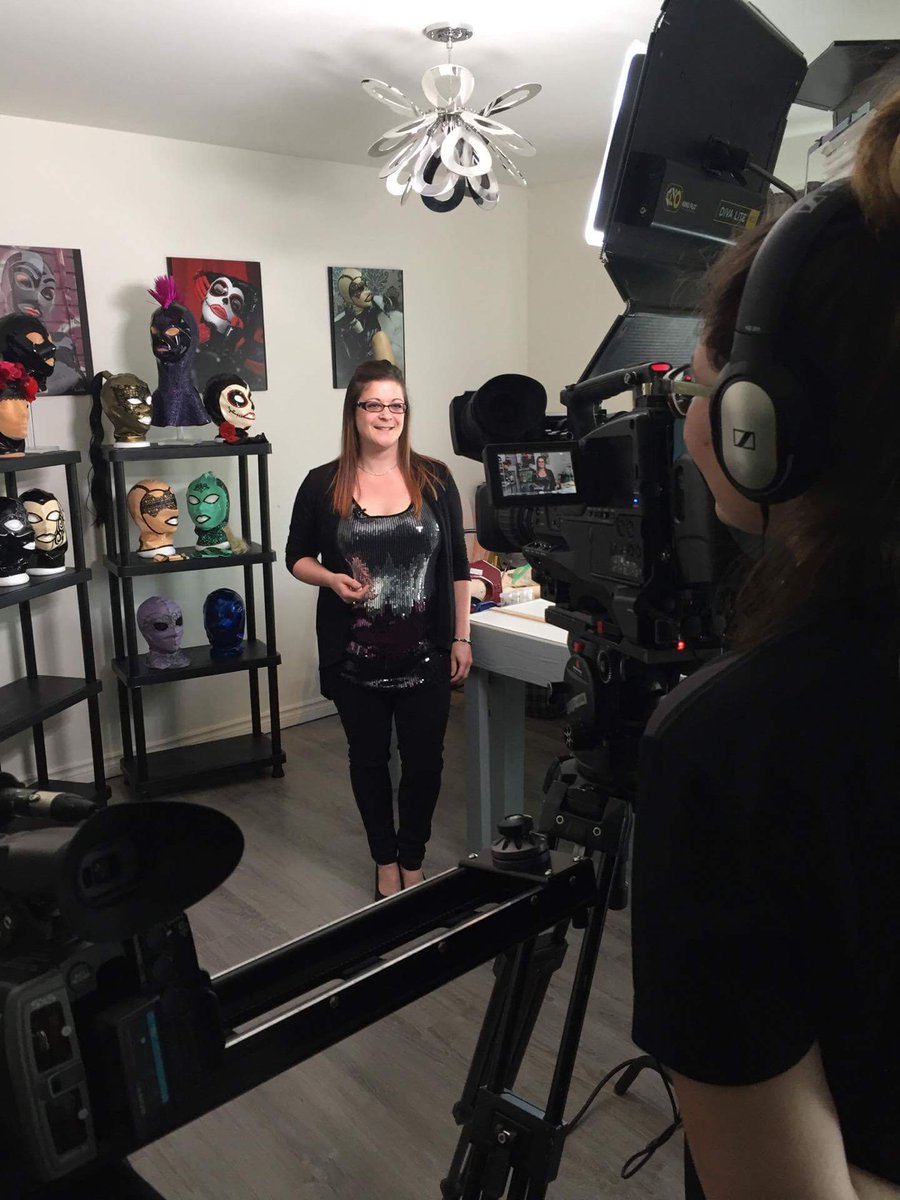 Tania_Di_Sei's tweet photo. Tournage de mon émission Art &amp; Passion qui sera en ondes en Septembre. C'est biiiiiiientôt!! 😁 #CogecoTV https://t.co/Q3fTQ8aYFD