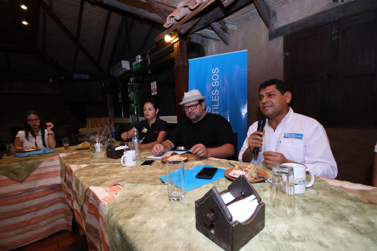 AldeasBolivia's tweet photo. Imágenes del encuentro entre periodistas y @mundochristophe en @la_casadelcamba promocionando el evento #SOSChef https://t.co/zRd3Ym3RSB