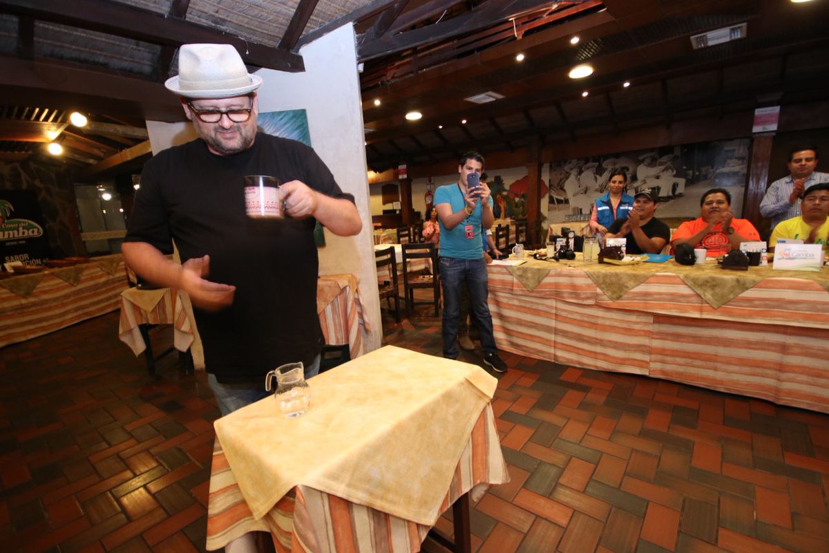 AldeasBolivia's tweet photo. Imágenes del encuentro entre periodistas y @mundochristophe en @la_casadelcamba promocionando el evento #SOSChef https://t.co/zRd3Ym3RSB