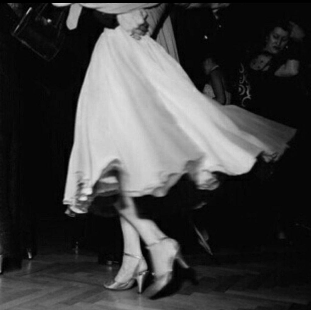 إن زارك اليأس أو أزرى بك الندم لا تشتكي فلَديكِ لخصرُ والقدَمُ قومي فما هي إلا رقصةُ وإذا جيشُ الهموم على ساقيكِ مُنحطِمُ "