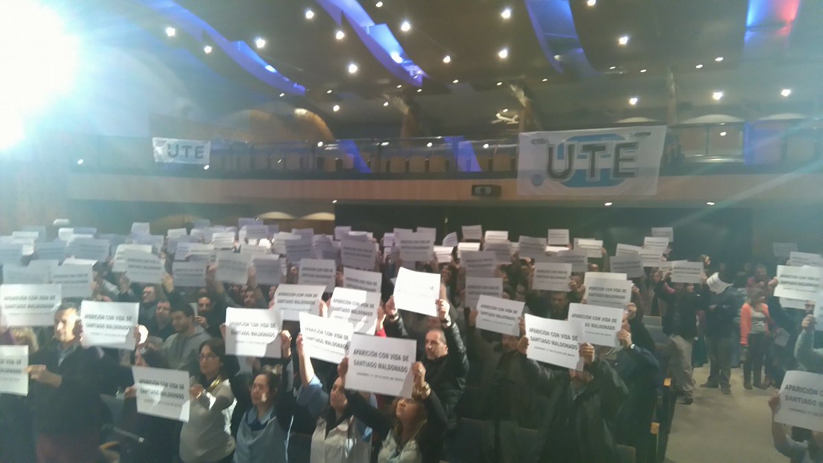 El plenario de delegados de <a href="/utectera/">UTE</a> exigiendo aparición con vida de Santiago Maldonado