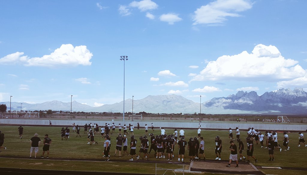 CandaceAvalos28's tweet photo. ...When the music at practice makes me want to hit someone...@Coach_Veliz @BillyAvalos73 @CoachRecoder 😍💀🏈 https://t.co/L2fsExlCla