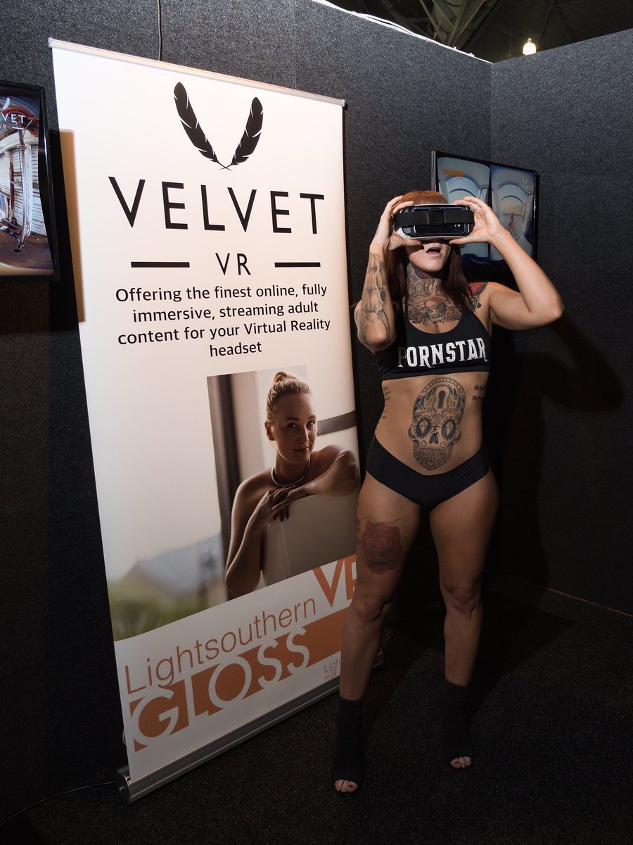 monte_luxe's tweet photo. Some more rad shots from @SexpoAustralia! Feat: @Velvet_Reality, @jakeryan_ptyltd and @luciebeexxx, and an oversized cock. 😂🙌🏻 So much fun! https://t.co/PvcDaVQDTX