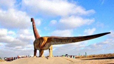cosmerias's tweet photo. Cómo era el gigantesco dinosaurio de hace 95 millones de años: pesaba 70 toneladas https://t.co/mlCC8HjULm https://t.co/Mw210blha1