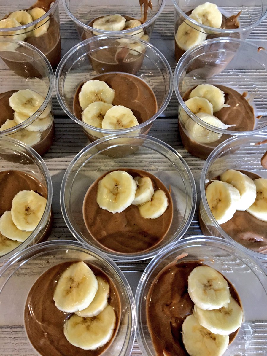 brittneybearden's tweet photo. Chocolate banana frosties for @SMU_Football 

Cocoa: ⬆️blood flow to ⬆️nutrient &amp; oxygen delivery to muscles 
🍌: ⬆️in carbs, potassium https://t.co/FkXHiCuZHh