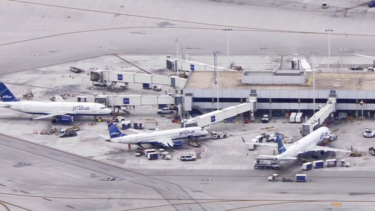#BREAKING JetBlue flight heads back to Fort Lauderdale after 3 flight attendants fall ill bit.ly/2fvjw98 https://t.co/lhJS0XXRIC