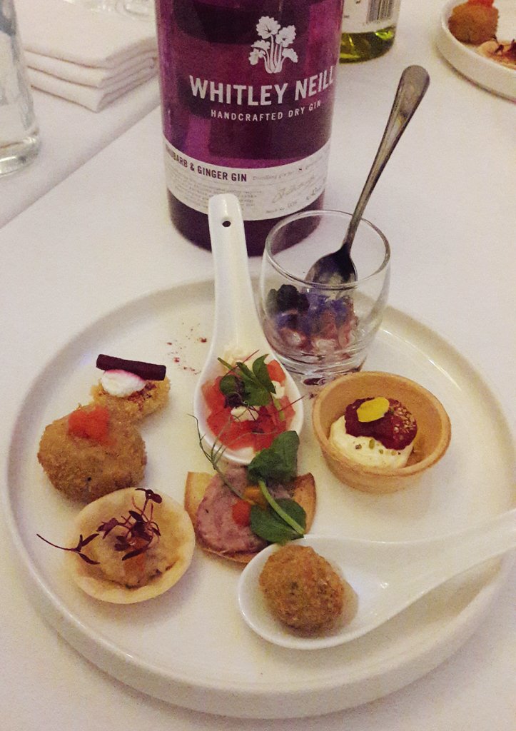 DirtySerifs's tweet image. Fantastic evening at #Newport's Gin Festival in @MojoTheFoodBar. There's going to be a few sore heads tomorrow. #MojoMagic