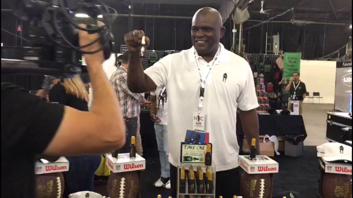 resx18's tweet image. Lawrence Taylor #LT IN #NYC with $POTN !! #CBD