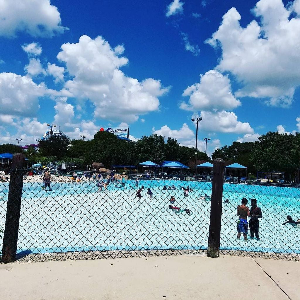 LPWoodward's tweet photo. Wave pool views and afternoon shade in cabanas 8-11 @splashtownsa #summerfun #splashtownsa #waterpark #familyfun https://t.co/zQzwRWkl1G